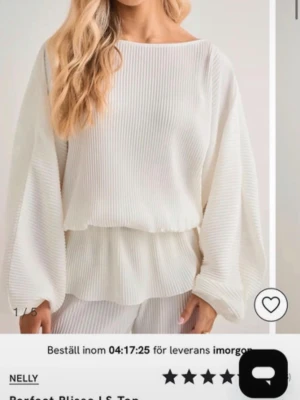 Vit ribbad blus med vida ärmar - Säljer en superfin vit blus med ribbad struktur och vida, långa ärmar. Endast använd en gång! Tycker den är stor i storleken 