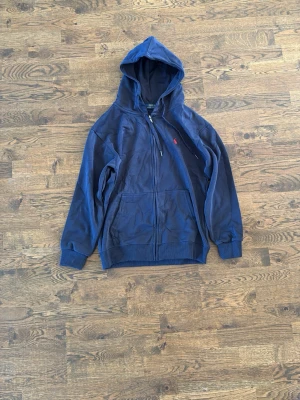 Polo Ralph Lauren hoodie - Säljer nu min feta ralph Lauren hoodie eftersom att den tyvärr blivit förliten för mig. Den är riktigt nice och sitter perfekt om du är storlek S-M