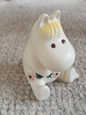Mumin figurin Snorkfröken  - Felfri Snorkfröken figurin med etikett kvar. Porslin. Höjd 12cm. Säljer fler Muminmuggar så kika gärna på mina övriga annonser också. Packar mycket noggrant. 