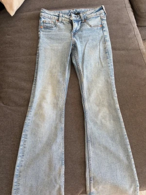 Snygga jeans - Ljusblå bootcut jeans från hm, storlek 32 och fint skick🌟