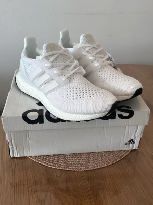 Adidas Ultraboost 1.0 - Adidas Ultraboost 1.0, Skick: 10/10 – helt oanvända, kommer med originalbox. Vid frågor eller intresse, skicka gärna ett DM.