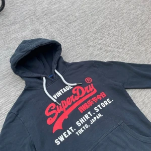Vintage superdry hoodie - Säljer nu denna riktigt snygga vintage superdry hoodie i mycket fint skick!👏 Storlek: S🌟 Skick: 9.5/10🌟 Hör gärna av er vid funderingar🤗