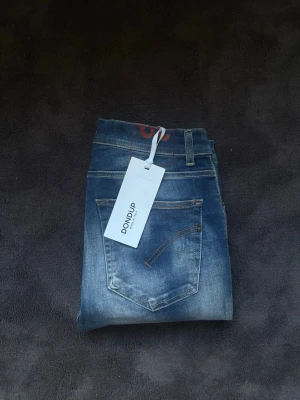 Dondup skinny Alex  - Säljer ett par dondup skinny Alex jeans med slitningar helt nya! Jeansen är storlek 30 och har passformen skinny Alex. Modellen är 177 och väger 60kg 