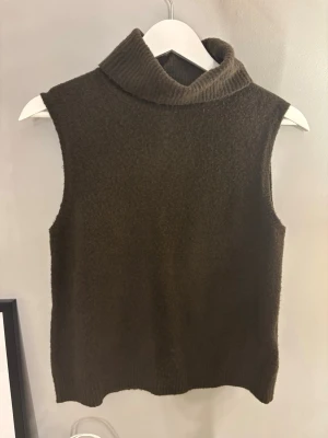 Polo tröja  - Mörkbrun kortärmad tröja med polokrage. Mjukt mysigt material. Aldrig använd, prislapp sitter kvar. 