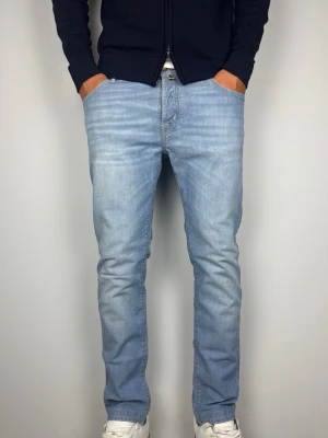 Jacob Cohën 688 - Exklusiva Jacob Cohën 688 i premiumdenim med snygg tvätt och unika signaturdetaljer. Italienskt hantverk i mycket fint skick. Storlek 35 mer som en 32.  Skick: B Grade  Duk medföljer.  Är för liten i längden för mig i bilden som är 189 cm lång. Kolla mått nedan.  Mått:  Midja 44cm  Längd 99cm  Lår 30cm Benslut 18cm Tveka inte att höra av dig vid frågor eller funderingar.  Skickas snabbt!