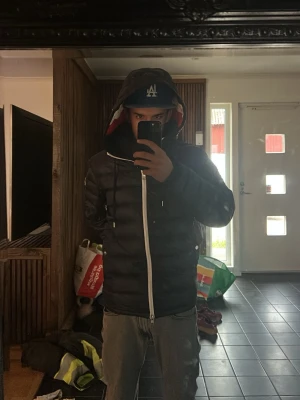 Moncler dunjacka  - Moncler dunjacka. Tvär go. Scanner på loggan. Äkta. Hör av er. För mer info