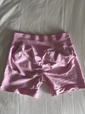 Ljusrosa shorts från DFYNE - Jättefina impact 4.5 shorts från dfyne. Säljer dessa då dem tyvärr va förstora för mig