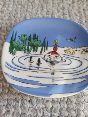 Mumin väggtallrik Lilla My simmar - Felfri. 12x12cm. Säljer fler sådana här väggtallrikar (också Muminmuggar) så kika gärna på mina övriga annonser.. Packar mycket noggrant. 