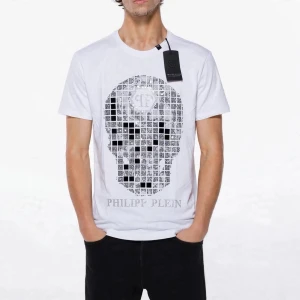 Philipp Plein T-Shirt Vit Herr S - Högkvalitativ replika  Storlek: S Pris: 799kr Leverans: Skickas inom 24 timmar Lager: Begränsat antal