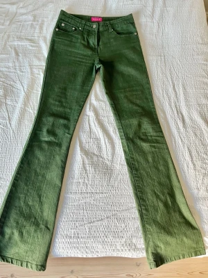 Gröna bootcut jeans - Fett coola gröna jeans i storlek 36. säljer pga för små för mig❤️❤️