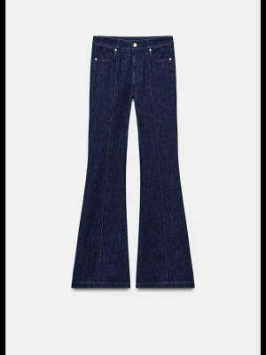 Trendiga bootcut jeans - Mörkblå trendiga bootcut jeans från Zara. Nu med prislapp aldrig använda. Tyvärr för små på mig. Helt slutsålda från hemsidan. 