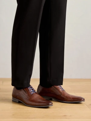 Bruna loafers med blå snörning - Säljer ett par eleganta snörskor från Bugatti i cognacsfärgat skinn. Skorna är endast provade en gång och är i nyskick. Modellen är slutsåld i samtliga storlekar, så det här är ett bra tillfälle för dig som söker ett par stilrena kvalitetsskor utan att betala fullt nypris.  Cognacsfärgen är lätt att matcha och fungerar lika bra till kostym, chinos och skjorta som till mörka jeans för en mer avslappnad men välklädd stil.  Skorna har skinn både på utsidan och i innersulan samt en stötdämpande sul