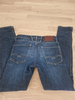 Replay anbass - Mörkblå Replay jeans. Modell - anbass. Storlek - 28/32