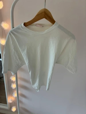 Vit t-shirt med knyt i ryggen - Säljer en knytblus från Nelly💗💗