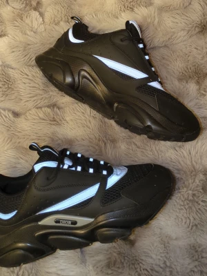 B22 svarta sneakers  - Använda fåtal gånger. Fint skick invändigt och inga defekter utanpå. 