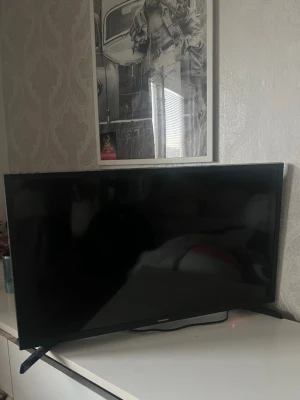 Svart Samsung TV med väggfäste - Säljer en Samsung 32" T5305 Full HD LED Smart TV (2023) med tillhörande väggfäste och monteringsdetaljer. Använder inte tvn därför säljer jag, den är i bra skick. Pris går att diskuteras!