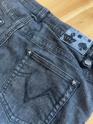 Mörkgrå raka jeans - Snygga mörkgrå jeans med rak passform! low-waist/mid-waist. Aldrig använt men köpt second hand, inget som märks dock. Snygga detaljer på fickorna!! Älskar de men de passade inte mig!! Pris går att diskutera