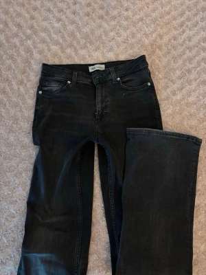 Svarta bootcut jeans - Säljer ett par snygga, svarta bootcut jeans från Zara! De är flared och low/mid waist. Som referens så tycker jag att de är lite för korta på mig som är 175cm.😇