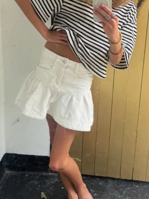 Jättesöt vit jeanskjol - Populär och jättefin jeanskjol i vitt. 🤍 I bra skick!                     (Andra bilden är lånad).                                                Storlek: 32, xxs     Märke: H&M