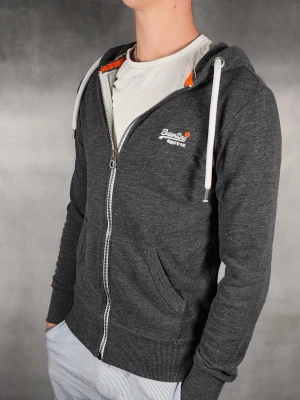 Superdry Hoodie - Superdry Hoodie • Storlek: S • Skick: 9/10 – fint skick utan skavanker • Inkluderas: Endast Hoodie • Nypris: Ca 1200kr • Passform: Modellen på bilden är 180 cm lång, väger 65 kg •