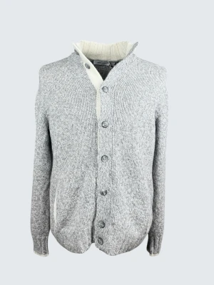 Gran Sasso Stickad Cardigan - Skick: 10/10, helt ny. | Ingår: endast jackan. | Nypris: +- 5800 SEK. | Givetvis äkta! Modellen är 183 cm. Vid frågor är det bara att höra av sig.
