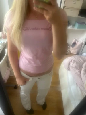 Rosa topp med tryck💕 - Säljer en rosa topp i storlek 170 (XS) från Gina tricot. Toppen har korta ärmar och trycket 'Dansar vidare i livet' framtill. Toppen har en bra passform och är gjord i ett bekvämt bomulls material. 