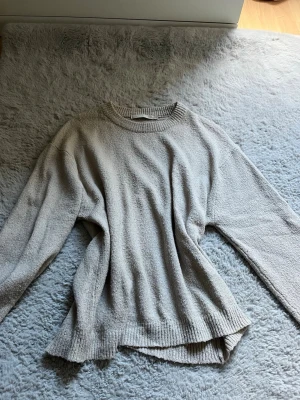 Beige stickad tröja 157 - Mysig beige stickad tröja från 157 med rund halsringning och ribbade muddar vid ärmslut och nederkant. Tröjan har en avslappnad passform och är perfekt för lager på lager. Passar dig som gillar en enkel och stilren look.