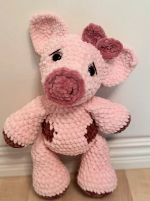 Virkad rosa gris🐷🩷 - Söt och mjuk handvirkad gris i rosa chenillegarn med bruna detaljer. 🧶✨  Grisen är handgjord med mycket kärlek och omsorg, och passar perfekt som en mysig liten kompis eller som en unik present. 🎀  📏 Storlek: ca 35 cm 🧶 Material: Chenillegarn/polyestergarn 🩷 Handgjord  Observera att eftersom den är handgjord kan det förekomma små variationer och detaljer som gör varje exemplar unikt.  📩 Skicka gärna meddelande vid frågor eller intresse! ♡