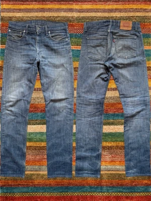 *Slim/Straight* Levi’s 505  - Ett par extremt snygga Levi’s jeans med en trevlig wash! Modellen kallas 505 och är slim/rak! Storlek 31/34, utgå från måtten på sista bilden. Hör av dig vid frågor! 