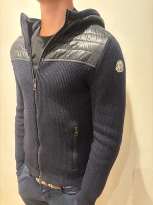 Moncler cardigan - Moncler cardigan- Storlek M modellen på bilden 183- 70kg passar ej! - Nypris 10000kr plus - pris 3399kr - 100 % orginal skriv vid frågor samt köp - Inga defekter- som ny