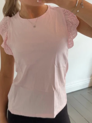 Ljusrosa blus med volangärmar - Supersöt rosa blus i storlek xs. Köpt utomlands! 