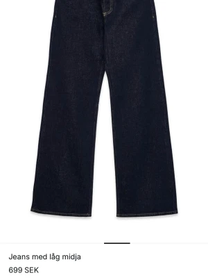 Lowrise jeans - Mörkblåa jeans aldrig använda, ”nya utan prislapp”. Org pris: 699 kr. 