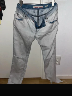Ljusblå jeans Miss Sixty - Säljer ett par ljusblå jeans från Miss Sixty med klassisk femficksmodell och raka ben. Jeansen har kontrastsömmar och detaljer i blått vid fickorna. Perfekta för en avslappnad och trendig look.