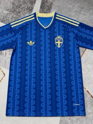 Blå Sverige fotbollströja borta vm2026 - Helt ny och oanvänd samt äkta Sverige bortatröja från/för vm2026. Inget tryck på ryggen och i storlek S. Skriv vid eventuella frågor 