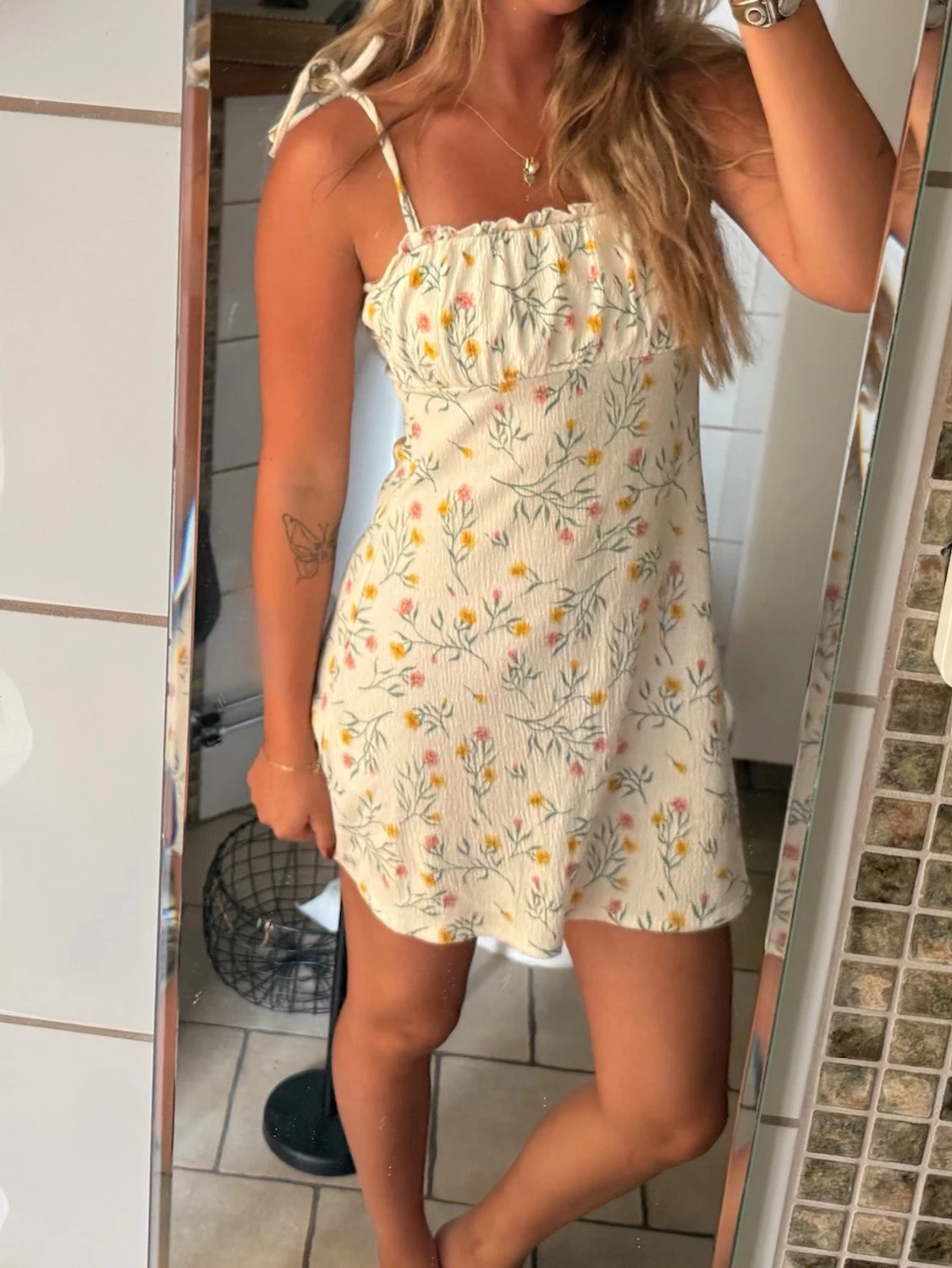 Blommig sommarklänning med smala axelband