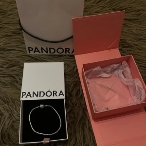 Pandora silverarmband från Harry Potter kollektionen - Snyggt armband från Pandora i silver från Harry potter kollektionen. Armbandet har en klassisk, tunn och rund form som passar perfekt för att kombinera med andra smycken. Levereras i originalask från Pandora. 