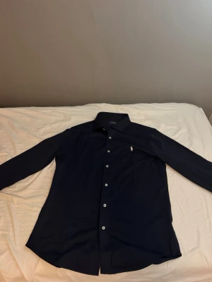 Navy polo ralph lauren skjorta helt ny - Skjorta som köptes för ett engångstillfället som aldrig ens blev av. Tiden på retur gick ut så kunde ej returnera. Kvitto finns. Helt ny 1800