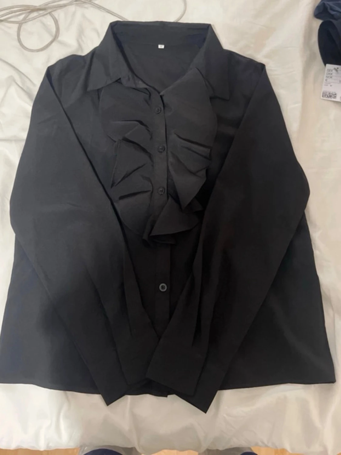 Svart blus med volangdetalj - 1