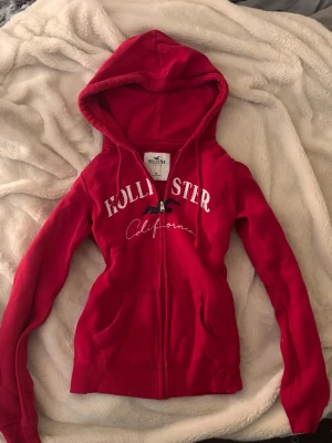 Röd vintage hollister zip  - Så fin röd vintage hollister zip huvtröja i stl xs, fint skick! 💕