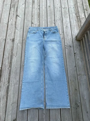 Ljusblå wide leg jeans C.W. Cindy - Säljer ett par ljusblå jeans från C.W. modellen Cindy. Jeansen har hög midja, regular fit och breda ben. Tillverkade i stretchigt material med 99% bomull och 1% elastan. Har lite slitage längst ner på jeansen (sista bilden) 