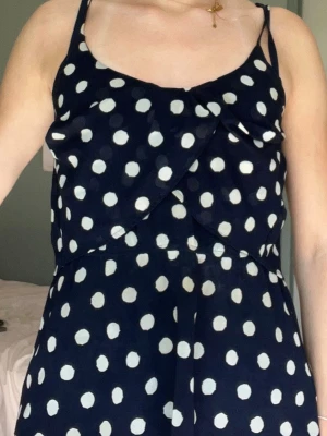 Prickig topp - Prickig topp från Holly & Whyte Lindex. Storlek s, passar även xs💕