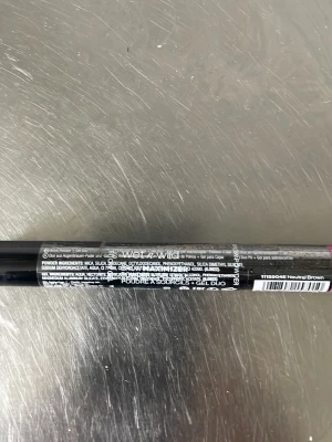 Wet n Wild ögonbrynspenna brun - Säljer en Wet n Wild ögonbrynspenna i färgen Neutral Brown. Pennan har dubbla ändar med både puder och gel för att forma och fylla i brynen. Smidig design i svart plast som är enkel att använda för ett naturligt resultat.