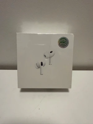 Vita trådlösa hörlurar med ANC - Säljer ett par vita trådlösa in-ear hörlurar med aktiv brusreducering (ANC) och magnetiskt laddningsetui. Snygg och kompakt design, perfekt för musik, poddar och samtal. Laddningsfodralet är smidigt att ta med och hörlurarna har modern look.