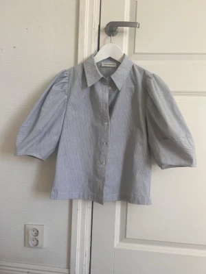 Blårandig blus med puffärm - Sparsamt använd skjorta/blus från Carin Wester. 
