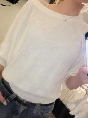 Vit stickad tröja med 3/4-ärm - Vit stickad tröja med trekvartsärm från Vero Moda. Den är i väldigt bra skick och storlek S💞