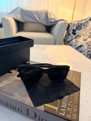 Prada solglasögon  - Stilrena Prada solglasögon med sertifkat på produkten i nytt skick och oanvänd. 
