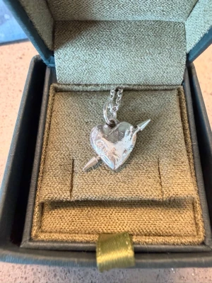 Maria Nilsdotter TUVSTARR'S HEART - Snyggt halsband från Maria Nilsdotter med ett hjärthänge i silverfärg. I väldigt bra skick. Kedjan är i storlek 45. Skickas så snabbt som möjligt. Priset är diskuterat 