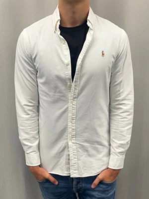Ralph Lauren Skjorta | Slimfit - Skick: Mycket bra  Färg: Vit  Storlek: S  Nypris: 1600SEK  Passform: Modellen är 185 cm och väger ca 75 kg och den sitter för tajt  Fraktar oftast samma eller nästa dag 📦
