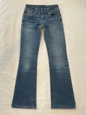Vintage Lågmidjade bootcut jeans - Tar inga bilder med dem på❤️ Mått finns på bilderna! Storlek EU 32. Normalt stretchiga. Slitna vid ställen vilka syns på sista bilden.