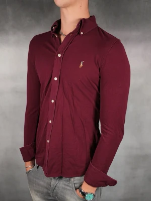 Ralph Lauren skjorta - Ralph Lauren skjorta • Storlek: M • Skick: 9/10 – fint skick utan skavanker • Inkluderas: Endast skjorta • Nypris: Ca 2000kr • Passform: Sitter något mindre än normalt • Modellen på bilden är 180 cm lång, väger 65 kg •